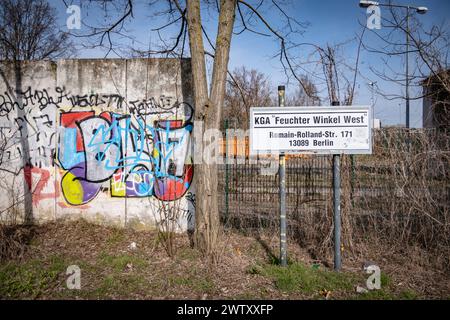 Berlin Pankow OT Heinersdorf : rund um den Bahnhof Pankow Heinersdorf mit seinem signifikanten Ringlokschuppen soll auf dem Areal das Bauprojekt Pankower Tor zwischen Pasewalker Straße, Damerowstraße sowie Granitzstraße entstehen um geschützte Tierarten umzusiedeln, Soll die benachbarte Kleingartenanlage KGA Feuchter Winkel einbezogen werden - 20.03.2024 Berlin Pankow *** Berlin Pankow OT Heinersdorf autour de la gare de Pankow Heinersdorf avec son important carrefour, le projet de construction Pankower Tor doit être construit sur le site entre Pasewalker Straße, Damerowstraße et Granitz Banque D'Images