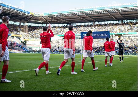 Brondby, Danemark. 17 mars 2024. Les joueurs de Silkeborg IF entrent sur le terrain pour le match de Superliga 3F entre Broendby IF et Silkeborg IF au stade de Brondby. (Crédit photo : Gonzales photo - Morten Kjaer). Banque D'Images