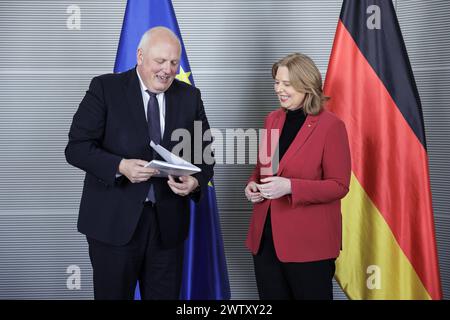 R-l Bundestagspraesidentin Baerbel Bas, SPD, MDB, nimmt den 32. Taetigkeitsbericht des Bundesbeauftragten fuer den Datenschutz und die Informationsfreiheit Ulrich Kelber entgegen. Berlin, 20.03.2024. Berlin Deutschland *** R l Bundestag Président Baerbel Bas, SPD, MDB, reçoit le 32ème rapport d'activité du Commissaire fédéral à la protection des données et à la liberté de l'information Ulrich Kelber Berlin, 20 03 2024 Berlin Allemagne Copyright : xJaninexSchmitzxphotothek.dex Banque D'Images