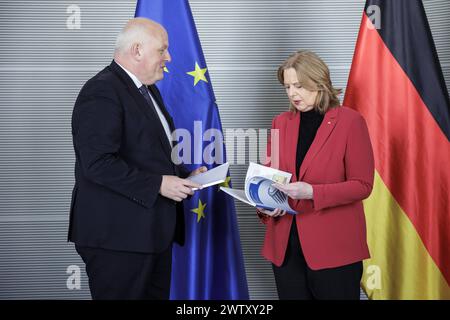 R-l Bundestagspraesidentin Baerbel Bas, SPD, MDB, nimmt den 32. Taetigkeitsbericht des Bundesbeauftragten fuer den Datenschutz und die Informationsfreiheit Ulrich Kelber entgegen. Berlin, 20.03.2024. Berlin Deutschland *** R l Bundestag Président Baerbel Bas, SPD, MDB, reçoit le 32ème rapport d'activité du Commissaire fédéral à la protection des données et à la liberté de l'information Ulrich Kelber Berlin, 20 03 2024 Berlin Allemagne Copyright : xJaninexSchmitzxphotothek.dex Banque D'Images