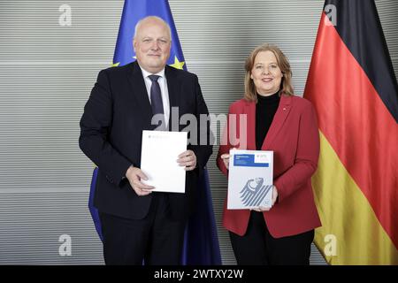 R-l Bundestagspraesidentin Baerbel Bas, SPD, MDB, nimmt den 32. Taetigkeitsbericht des Bundesbeauftragten fuer den Datenschutz und die Informationsfreiheit Ulrich Kelber entgegen. Berlin, 20.03.2024. Berlin Deutschland *** R l Bundestag Président Baerbel Bas, SPD, MDB, reçoit le 32ème rapport d'activité du Commissaire fédéral à la protection des données et à la liberté de l'information Ulrich Kelber Berlin, 20 03 2024 Berlin Allemagne Copyright : xJaninexSchmitzxphotothek.dex Banque D'Images