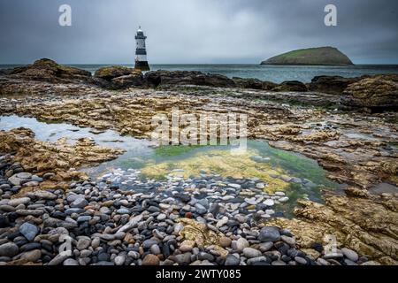 Phare de Penmon à proximité de l'île Puffin sur Anglesey, Ynys mon North Wales. Banque D'Images