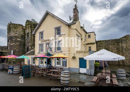 Le Liverpool armera la maison publique sur le quai à Conwy dans le nord du pays de Galles/ Banque D'Images