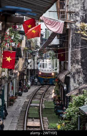 Train, Hanoi train Street, Hanoi, Vietnam Banque D'Images