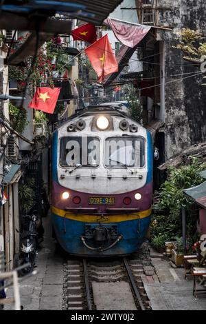 Train, Hanoi train Street, Hanoi, Vietnam Banque D'Images