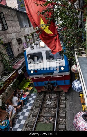 Train, Hanoi train Street, Hanoi, Vietnam Banque D'Images