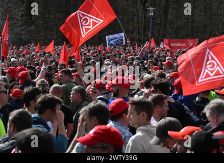 Gerlingen, Allemagne. 20 mars 2024. Les employés du groupe industriel Bosch se réunissent pour un rassemblement organisé par IG-Metall et le comité d'entreprise général Bosch devant le siège de Schillerhöhe. Les employés manifestent pour la co-détermination dans les suppressions d'emplois prévues par Bosch. Crédit : Bernd Weißbrod/dpa/Alamy Live News Banque D'Images