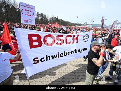 Gerlingen, Allemagne. 20 mars 2024. Les employés du groupe industriel Bosch se rassemblent pour une manifestation devant le siège de Schillerhöhe. Les collaborateurs manifestent pour la codétermination dans les suppressions de postes prévues par Bosch. Crédit : Bernd Weißbrod/dpa/Alamy Live News Banque D'Images