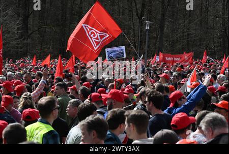 Gerlingen, Allemagne. 20 mars 2024. Les employés du groupe industriel Bosch se réunissent pour un rassemblement organisé par IG-Metall et le comité d'entreprise général Bosch devant le siège de Schillerhöhe. Les employés manifestent pour la co-détermination dans les suppressions d'emplois prévues par Bosch. Crédit : Bernd Weißbrod/dpa/Alamy Live News Banque D'Images