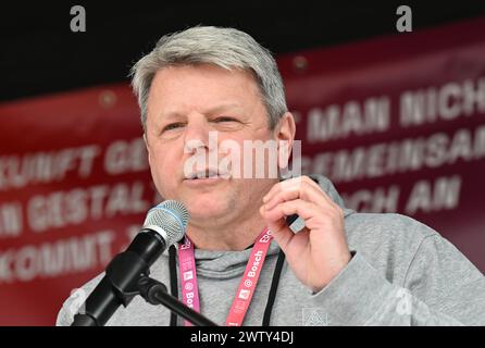 Gerlingen, Allemagne. 20 mars 2024. Frank Sell, président du comité d'entreprise général Mobility solutions du groupe industriel Bosch, intervient lors d'un rassemblement organisé par IG-Metall et le comité d'entreprise général Bosch devant le siège de Schillerhöhe. Les employés manifestent pour la co-détermination dans les suppressions d'emplois prévues par Bosch. Crédit : Bernd Weißbrod/dpa/Alamy Live News Banque D'Images