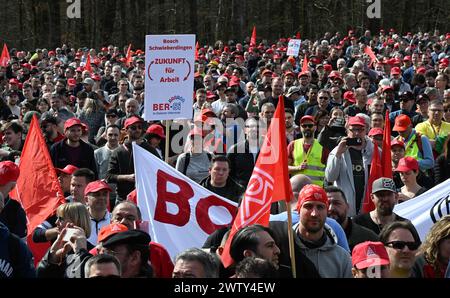 Gerlingen, Allemagne. 20 mars 2024. Les employés du groupe industriel Bosch se réunissent pour un rassemblement organisé par IG-Metall et le comité d'entreprise général Bosch devant le siège de Schillerhöhe. Les employés manifestent pour la co-détermination dans les suppressions d'emplois prévues par Bosch. Crédit : Bernd Weißbrod/dpa/Alamy Live News Banque D'Images