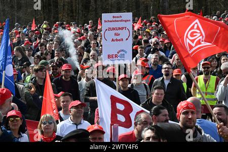 Gerlingen, Allemagne. 20 mars 2024. Les employés du groupe industriel Bosch se réunissent pour un rassemblement organisé par IG-Metall et le comité d'entreprise général Bosch devant le siège de Schillerhöhe. Les employés manifestent pour la co-détermination dans les suppressions d'emplois prévues par Bosch. Crédit : Bernd Weißbrod/dpa/Alamy Live News Banque D'Images
