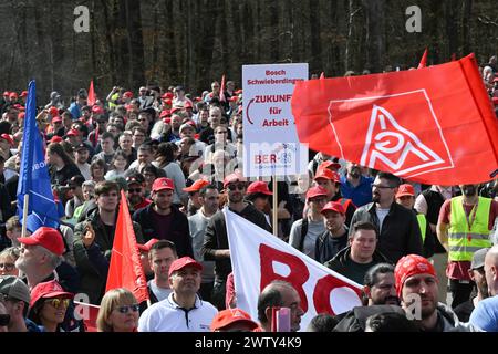 Gerlingen, Allemagne. 20 mars 2024. Les employés du groupe industriel Bosch se réunissent pour un rassemblement organisé par IG-Metall et le comité d'entreprise général Bosch devant le siège de Schillerhöhe. Les employés manifestent pour la co-détermination dans les suppressions d'emplois prévues par Bosch. Crédit : Bernd Weißbrod/dpa/Alamy Live News Banque D'Images