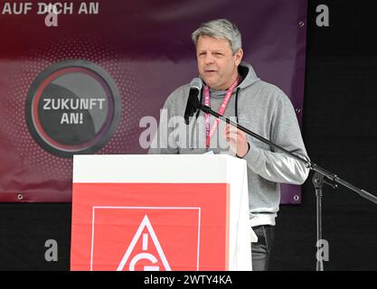 Gerlingen, Allemagne. 20 mars 2024. Frank Sell, président du comité d'entreprise général Mobility solutions du groupe industriel Bosch, intervient lors d'un rassemblement organisé par IG-Metall et le comité d'entreprise général Bosch devant le siège de Schillerhöhe. Les employés manifestent pour la co-détermination dans les suppressions d'emplois prévues par Bosch. Crédit : Bernd Weißbrod/dpa/Alamy Live News Banque D'Images