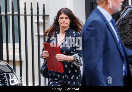 Londres, Royaume-Uni. 20 mars 2024. Lisa Lovering, conseillère spéciale et chef des opérations, accompagne le premier ministre. Le premier ministre de Grande-Bretagne, Rishi Sunak, quitte Downing Street pour aller au Parlement pour les questions des premiers ministres. Crédit : Mark Thomas/Alamy Live News Banque D'Images