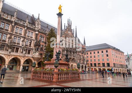 Munich, Allemagne - 26 décembre 2021: La colonne de la Vierge Marie ou Mariensaule sur la célèbre place de Marienplatz à Munich, Bavière, Allemagne. Banque D'Images