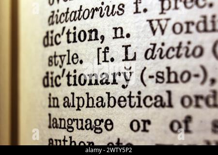 Dictionnaire de mots sur la page concise du dictionnaire Oxford, macro gros plan Banque D'Images