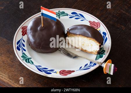 Bossche bol décoré de drapeau hollandais, pâtisserie typiquement hollandaise composée de boule enrobée de chocolat fourrée de crème fouettée Banque D'Images