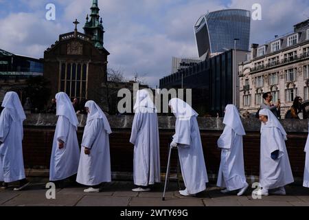 Londres, Royaume-Uni. 20 mars 2024. Pour célébrer les saisons changeantes, l'ordre druide se réunit à Tower Hill Terrace pour observer l'équinoxe de printemps. Cet événement, profondément enraciné dans les traditions anciennes, marque le moment où le jour et la nuit sont d’égale longueur, annonçant l’arrivée du printemps dans l’hémisphère Nord. Les participants, vêtus d'une tenue traditionnelle, s'engagent dans des rituels qui honorent les schémas cycliques du monde naturel. Crédit : Joao Daniel Pereira/Alamy Live News Banque D'Images