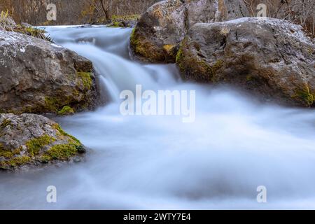 Belle cascade dans les gorges de Tureni, une zone sauvage dans les montagnes Apuseni Banque D'Images