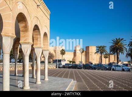 La vue depuis les tombes des martyrs monastriens vers l'ancien Ribat de Monastir, Monastir, Tunisie Banque D'Images
