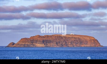 Ilheu de Cima vue sur la mer. C'est une petite île à environ 400 mètres au large de la côte est de l'île de Porto Santo, Madère, Portugal Banque D'Images