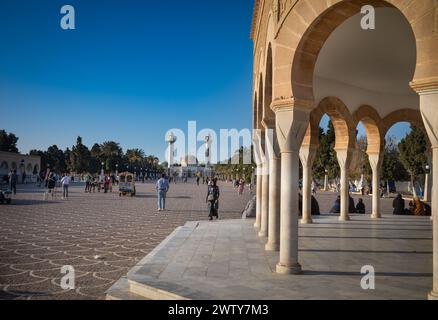 La vue depuis les tombes des martyrs monastriens vers le mausolée de Habib Bourguiba, Monastir, Tunisie Banque D'Images