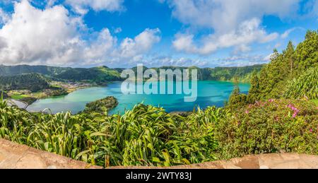 Lagoa das Sete Cidades à São Miguel, mettant en valeur les paysages volcaniques des Açores et la beauté naturelle luxuriante Banque D'Images