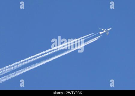 Yantai, Chine. 20 mars 2024. Un avion de ligne civil laisse une longue traînée dans le ciel à Yantai, dans la province du Shandong, en Chine, le 20 mars 2024. (Photo de Costfoto/NurPhoto) crédit : NurPhoto SRL/Alamy Live News Banque D'Images