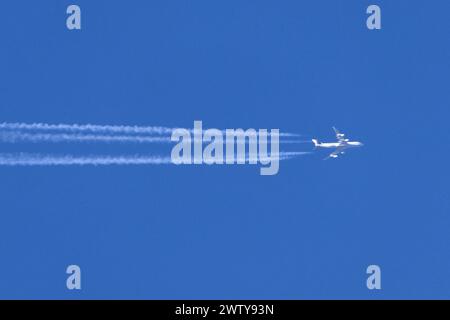 Yantai, Chine. 20 mars 2024. Un avion de ligne civil laisse une longue traînée dans le ciel à Yantai, dans la province du Shandong, en Chine, le 20 mars 2024. (Photo de Costfoto/NurPhoto) crédit : NurPhoto SRL/Alamy Live News Banque D'Images