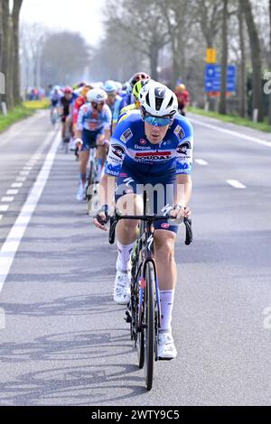 De panne, Belgique. 20 mars 2024. Le peloton de coureurs en action lors de la course cycliste d'élite masculine d'une journée 'Classic Brugge-de panne', 198, 9 km de Bruges à de panne, mercredi 20 mars 2024. BELGA PHOTO LAURIE DIEFFEMBACQ crédit : Belga News Agency/Alamy Live News Banque D'Images