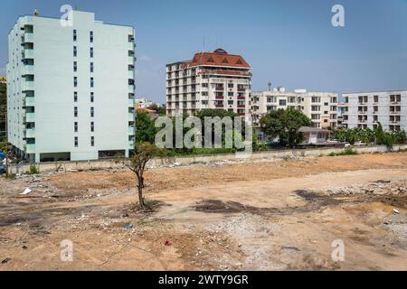 Bangkok, Thaïlande. 17 mars 2024. Une grande vue d'un terrain dégagé après la démolition des maisons et des commerces, avec un seul arbre à gauche, à la station de MRT Lat Phrao 83, sur Lat Phrao Road, à Bangkok. Le lancement de la ligne jaune MRT (Mass Rapid transit) le 19 juin 2023 a stimulé le développement immobilier le long de la route Lat Phrao de Bangkok, l'une des principales routes de Bangkok. Cependant, des défis persistent en raison des lois sur l'urbanisme limitant les projets de grande hauteur dans la région. Crédit : SOPA images Limited/Alamy Live News Banque D'Images