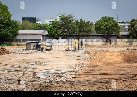 Bangkok, Thaïlande. 17 mars 2024. Un bulldozer est vu près d'un camp de travailleurs, sur un terrain défriché après démolition, à la station MRT Lat Phrao 83, sur Lat Phrao Road, à Bangkok. Le lancement de la ligne jaune MRT (Mass Rapid transit) le 19 juin 2023 a stimulé le développement immobilier le long de la route Lat Phrao de Bangkok, l'une des principales routes de Bangkok. Cependant, des défis persistent en raison des lois sur l'urbanisme limitant les projets de grande hauteur dans la région. (Crédit image : © Nathalie Jamois/SOPA images via ZUMA Press Wire) USAGE ÉDITORIAL SEULEMENT! Non destiné à UN USAGE commercial ! Banque D'Images