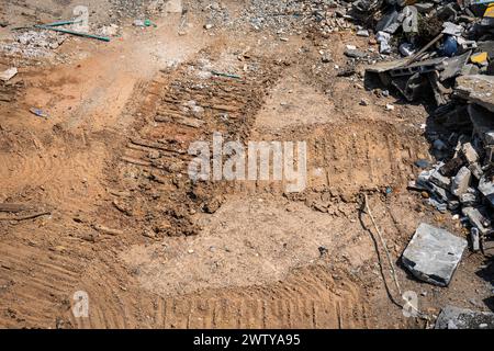 17 mars 2024, Bangkok, Thaïlande : un gros plan avec les marques de bulldozers et de gravats sur le côté, d'un terrain défriché après la démolition des maisons et des commerces, à la station MRT Lat Phrao 83, sur Lat Phrao Road, à Bangkok. Le lancement de la ligne jaune MRT (Mass Rapid transit) le 19 juin 2023 a stimulé le développement immobilier le long de la route Lat Phrao de Bangkok, l'une des principales routes de Bangkok. Cependant, des défis persistent en raison des lois sur l'urbanisme limitant les projets de grande hauteur dans la région. (Crédit image : © Nathalie Jamois/SOPA images via ZUMA Press Wire) USAGE ÉDITORIAL SEULEMENT! Pas pour Commercia Banque D'Images