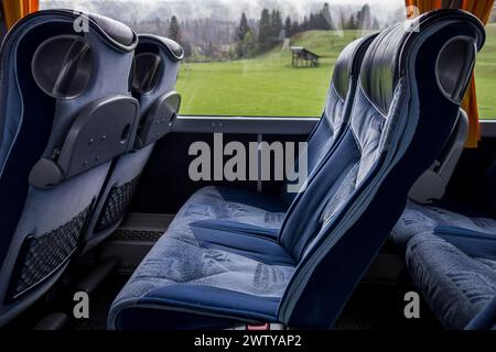 Sièges confortables bleus dans un bus de luxe Banque D'Images