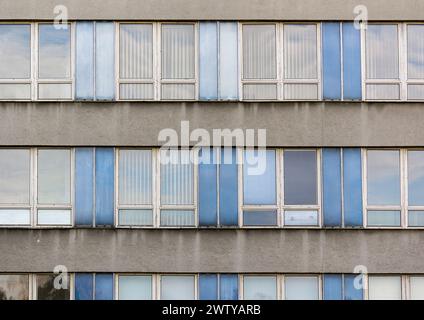 Fenêtres et style d'architecture des bâtiments de l'ancienne ère du communisme Banque D'Images