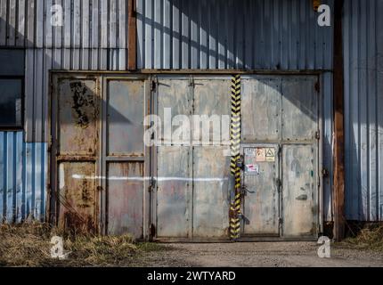 PASKOV, RÉPUBLIQUE TCHÈQUE - 19 MARS 2016 : vieilles portes d'entrepôt rouillées surveillées par caméra de vidéosurveillance Banque D'Images