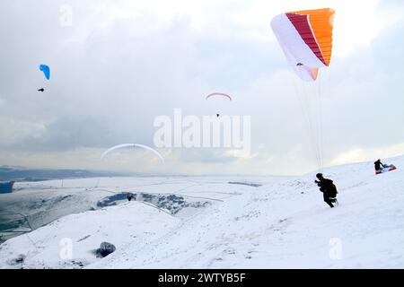 30/01/12. ..plus d'une vingtaine de parapentes prennent le ciel frais au-dessus de Mam Tor, haut au-dessus de Castleton dans le Derbyshire Peak District. Vents froids d'est Banque D'Images