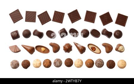 Ensemble de chocolats variés, isolés sur blanc. Concept de confiserie, variété de chocolat. Assortiment de bonbons : truffes, pralines, barres de chocolat. Banque D'Images