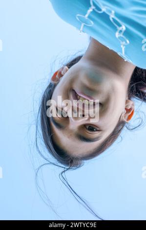Portrait d'angle inhabituel d'une adolescente latino-américaine. Banque D'Images