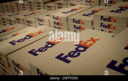 Poznan, Pologne, 12 mars 2024 : ligne de production de boîtes de livraison FedEx. Compagnie d'expédition express fédérale. Usine d'emballage de carton. Concept abstrait 3d illu Banque D'Images