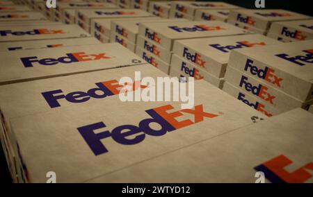 Poznan, Pologne, 12 mars 2024 : ligne de production de boîtes de livraison FedEx. Compagnie d'expédition express fédérale. Usine d'emballage de carton. Concept abstrait 3d illu Banque D'Images