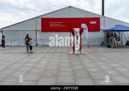 Centre d'accueil des réfugiés Berlin, Allemagne. Centre d accueil des réfugiés à Hauptbahnhof, où les réfugiés ukrainiens et les victimes de la guerre en raison de l invasion russe reçoivent un accueil chaleureux grâce à de nombreux bénévoles et à l Organisation de secours. Berlin Haubtbahnhof Hbf Berlin Germany Copyright : xGuidoxKoppesxPhotox Banque D'Images