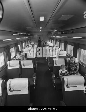 Vue intérieure des fauteuils de confort du train El Capitan, qui était un train de voyageurs simplifié exploité par l'Atchison, Topeka and Santa Fe Railway entre Chicago, Illinois, et Los Angeles, Californie. Il a fonctionné de 1938 à 1971 ; Amtrak a conservé le nom jusqu'en 1973 Banque D'Images