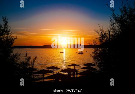 Magnifique coucher de soleil sur la plage de Pefkos sur l'île de Rhodes en Grèce. Banque D'Images