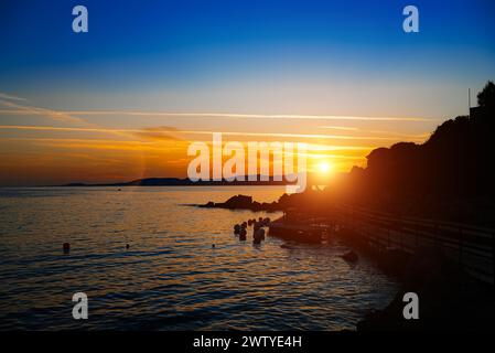 Magnifique coucher de soleil sur la plage de Pefkos sur l'île de Rhodes en Grèce. Banque D'Images