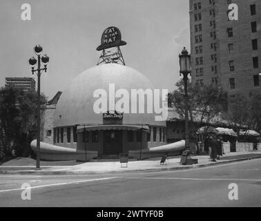 ENTRÉE PRINCIPALE DES ANNÉES 1940 ET EXTÉRIEUR DU RESTAURANT BROWN DERBY OUVERT 1926 SUR WILSHIRE BOULEVARD DÉMOLI 1980 LOS ANGELES CA USA Banque D'Images