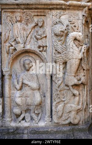 Basilique San Fedele à Côme, Italie . La porte Nord-est, détail de sculptures en bas-relief romanes Banque D'Images