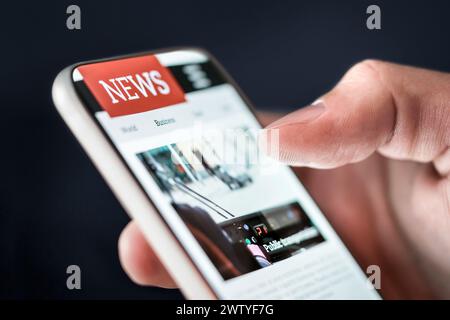 Nouvelles au téléphone. article de journal en ligne. Publication de presse numérique. Lire les derniers titres sur le site Web ou l'application de publication mobile numérique. Banque D'Images