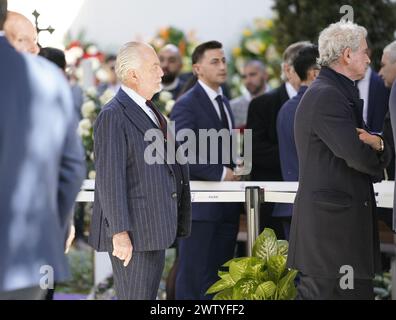 Firenze, Italie. 20 mars 2024. il presidente del Napoli Aurelio de Laurentis omaggia la salma di Joe Barone alla Camera Ardente del DG della Fiorentina presso il Viola Park Rocco Commisso a Firenze, Italia - Cronaca, Sport. 20 Marzo 2024 (foto Marco Bucco/LaPresse) le président de Napoli, Aurelio de Laurentis, rend hommage au corps de Joe Barone lors de la chambre funéraire du DG de Fiorentina au Viola Park Rocco Commisso à Florence, Italie - Actualités, Sports. 20 mars 2024 (photo de Marco Bucco/LaPresse) crédit : LaPresse/Alamy Live News Banque D'Images